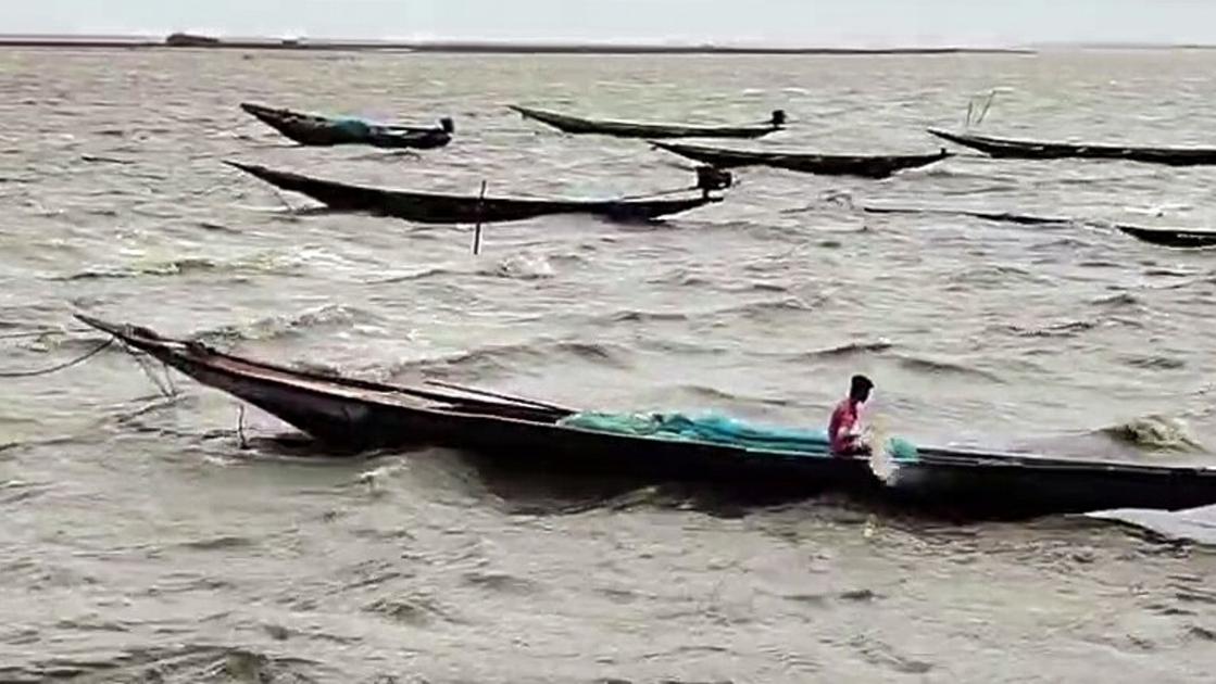 Cyclone Arnab set to hit Andhra Pradesh, prompting evacuations and train cancellations
