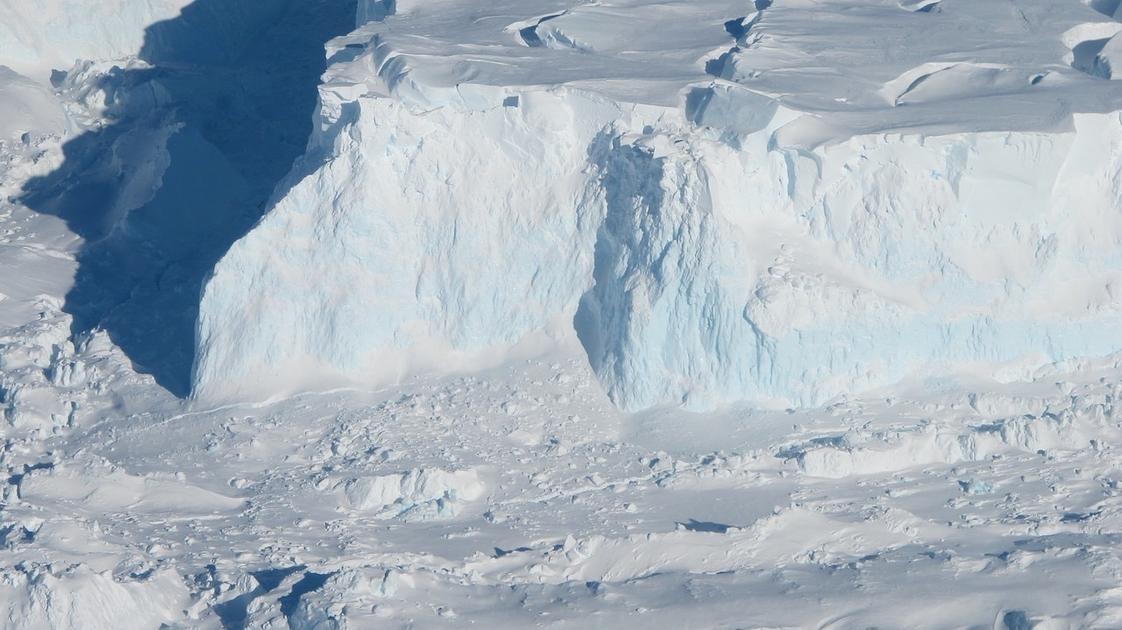 Thwaites Glacier's Ice Shelf Faces Potential Collapse Threatening Sea Levels