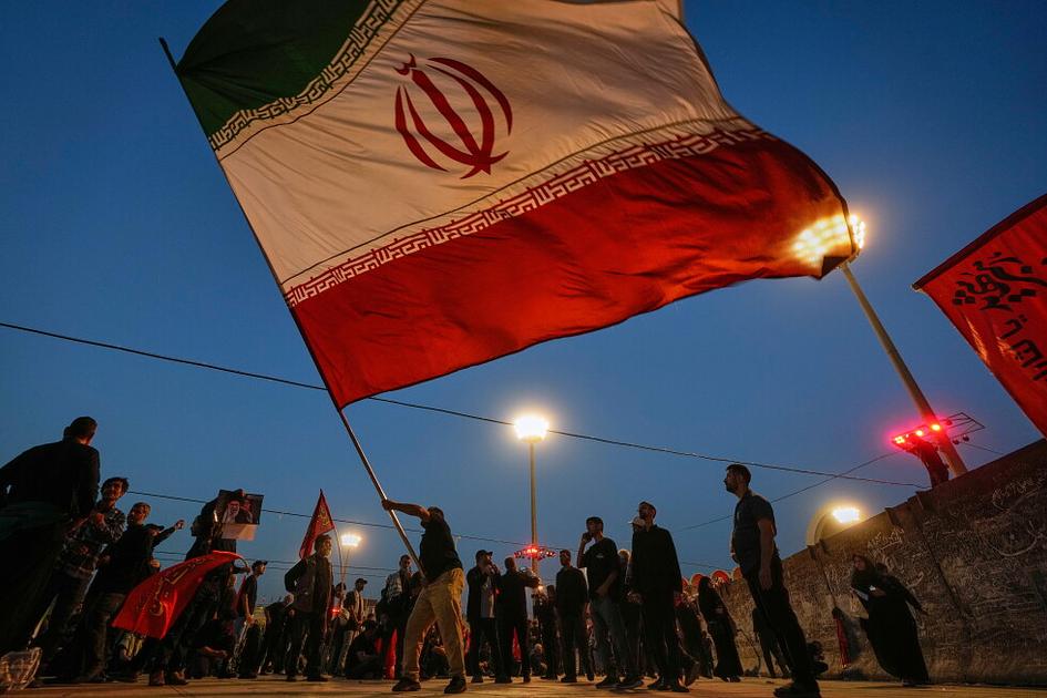 EE. UU. e Irán intercambian ataques aéreos, provocando lanzamientos de misiles regionales