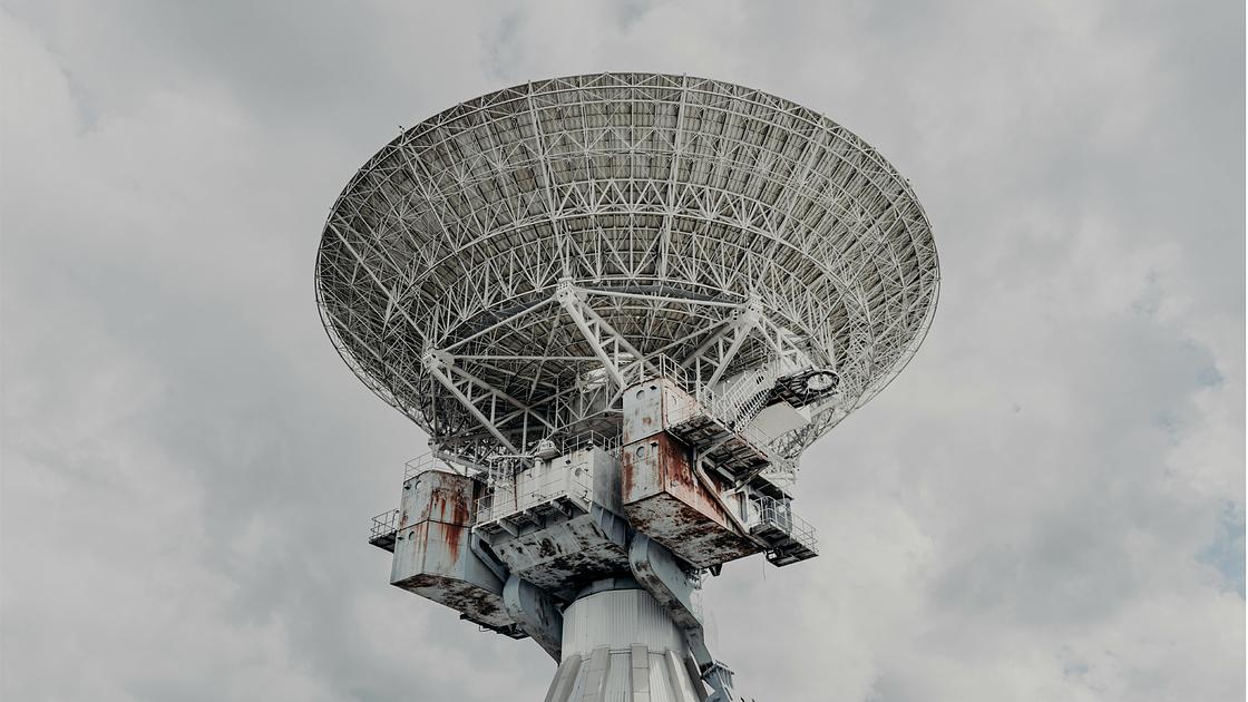 New Method Uncovers Radio Bursts from Dwarf Stars and Potential Exoplanet Signals