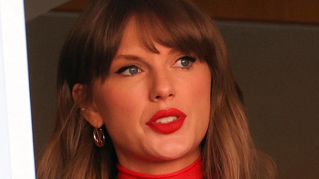 Taylor Swift abraza a la madre de Travis Kelce en victoria de los Chiefs
