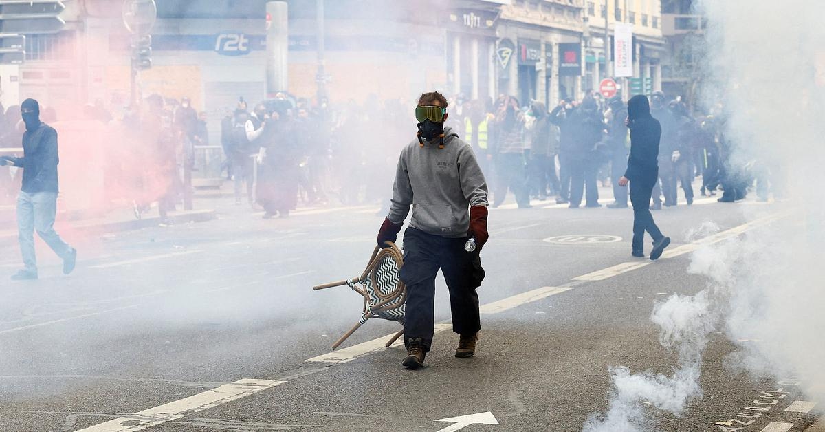 France’s unrest deepens as Le Pen launches campaign and Macron bans unauthorised protests