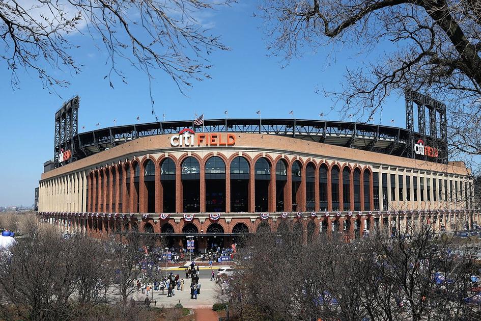 Red Sox beat Mets 6-2 after charter flight delays
