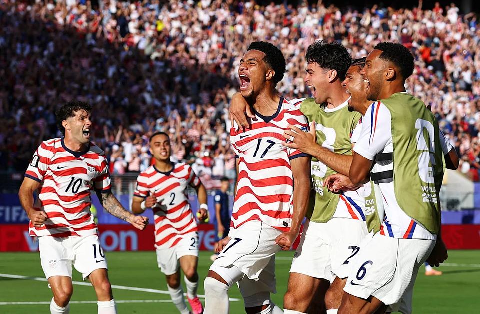EE. UU. vence a Bosnia 2-0, avanza a octavos, Balogun suspendido
