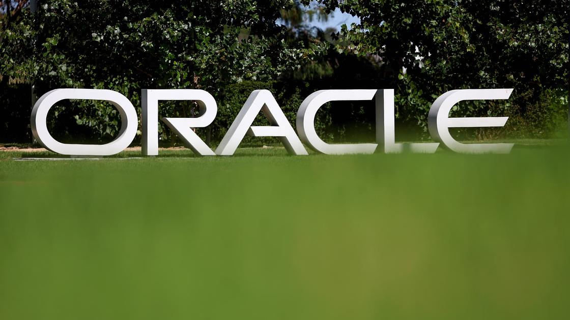 Oracle's Debt Concerns Impact Data Center Funding and AI Expansion