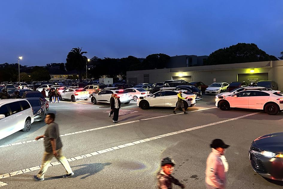 Waymo autonomous cars stranded after Presidio road-closure miscommunication