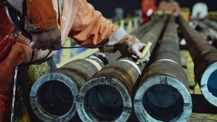 Oil Prices Hover Near $115 as Iran-Saudi tensions and U.S. midterm outlook pressure markets