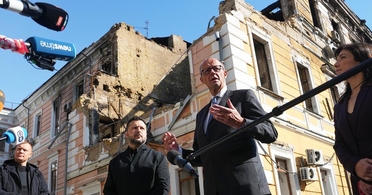 Russian Strikes Hit Kyiv Bridges as German Chancellor Visits