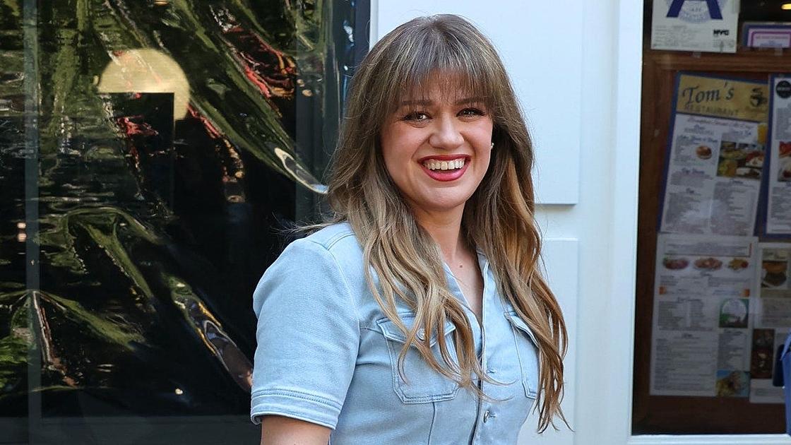Kelly Clarkson's Brooklyn mechanical bird dispute sparks PR analysis
