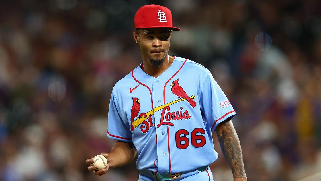 Umpire apologizes after cap dispute leads to manager ejection