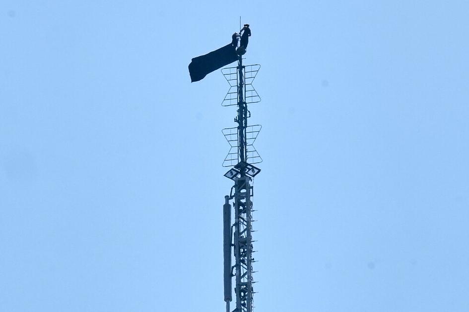 Russian couple arrested after scaling Empire State Building antenna and displaying love banner
