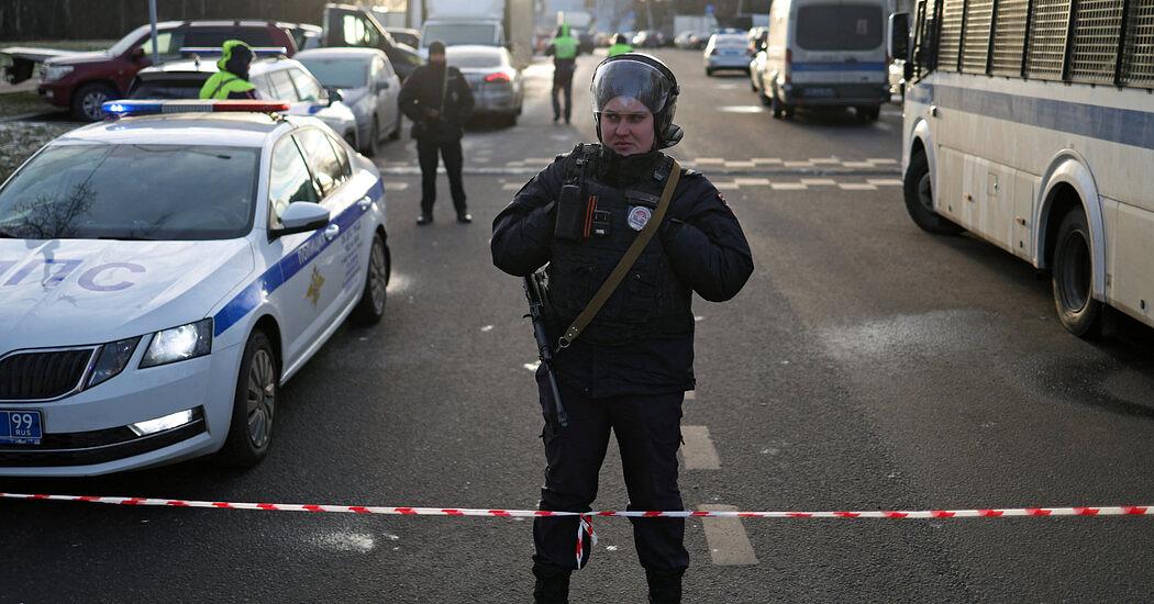 Explosion in Moscow Kills Two Police Officers and Suspect