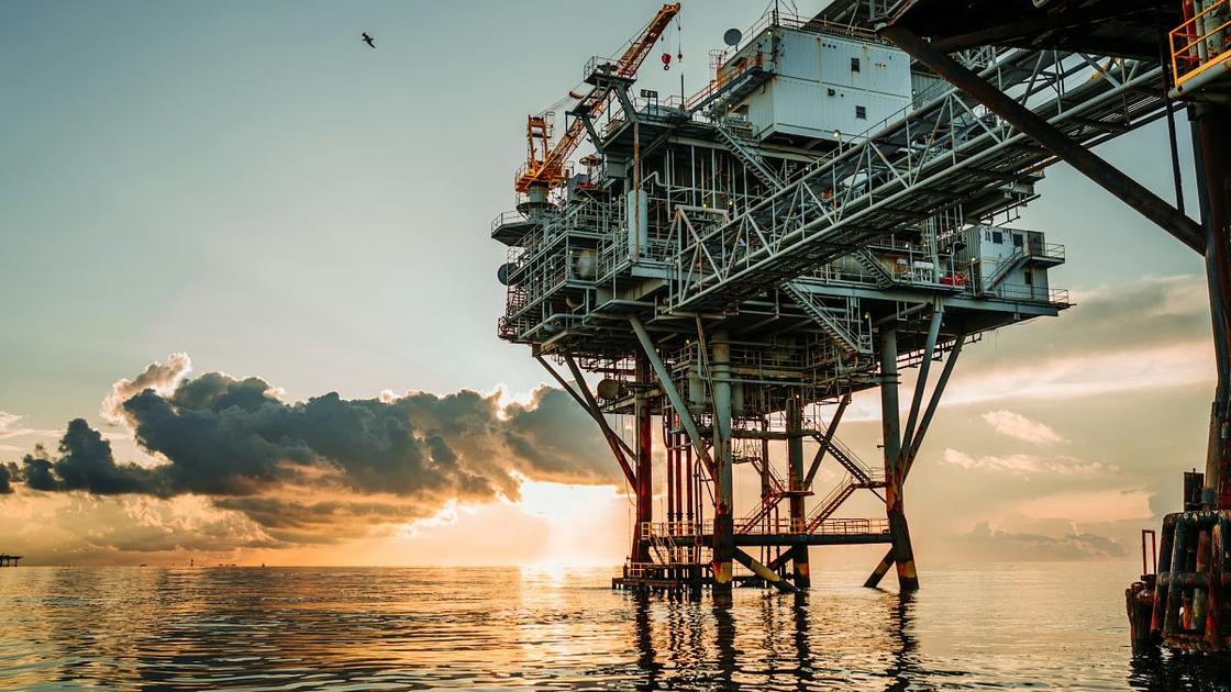 Oil Prices Slip as US-Iran Talks and Saudi Pipeline Restart Pressure Market