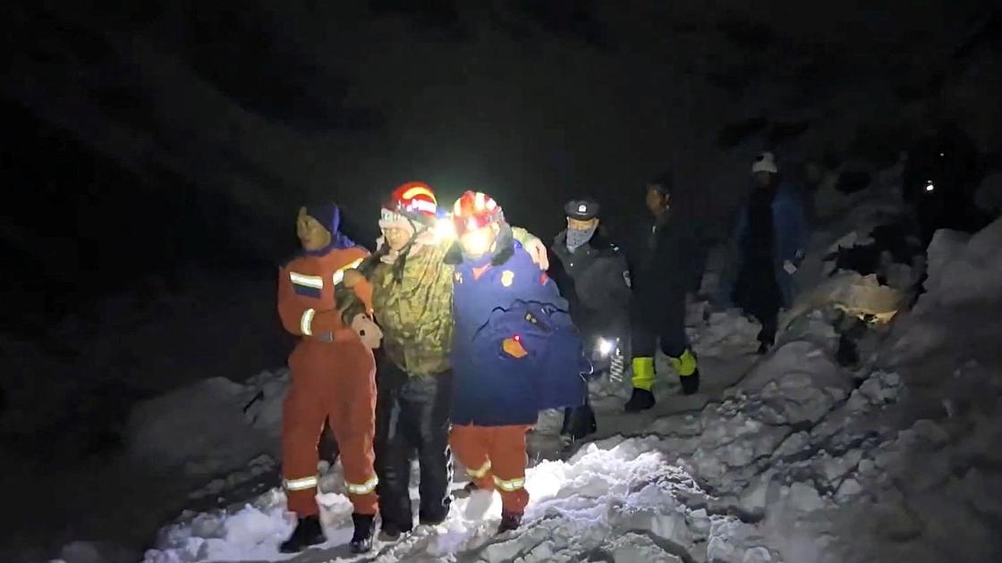 Hundreds Rescued After Sudden Blizzard Strands Hikers Near Mount Everest