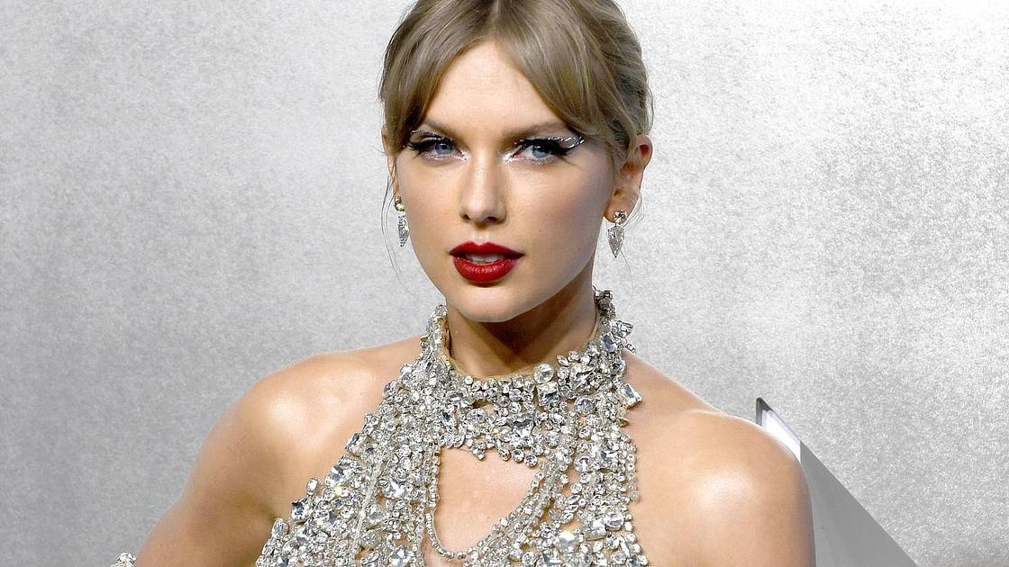 Taylor Swift and Travis Kelce Show Wedding Rings at JuJu Smith-Schuster Wedding