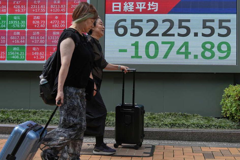 South Korea's Kospi drops 4% as tech stocks retreat after volatile AI-driven swings
