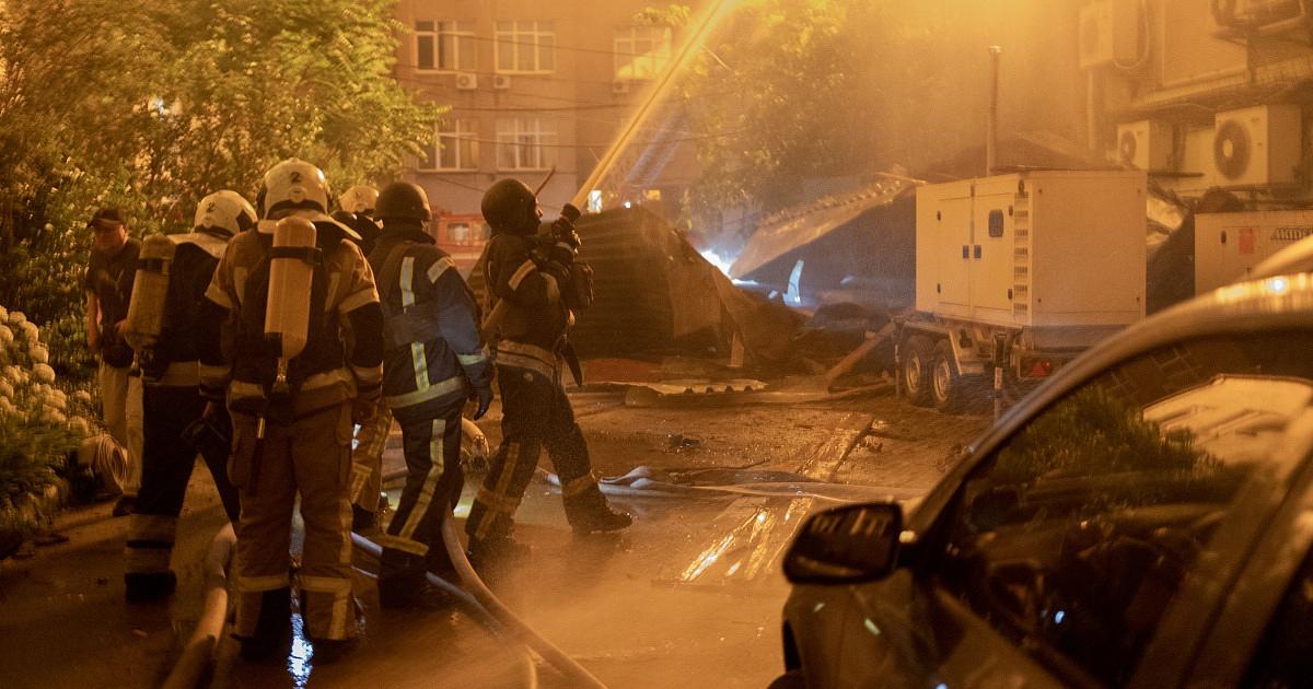 Misiles y drones rusos atacan Kyiv, hiriendo a cinco y provocando incendio en hotel