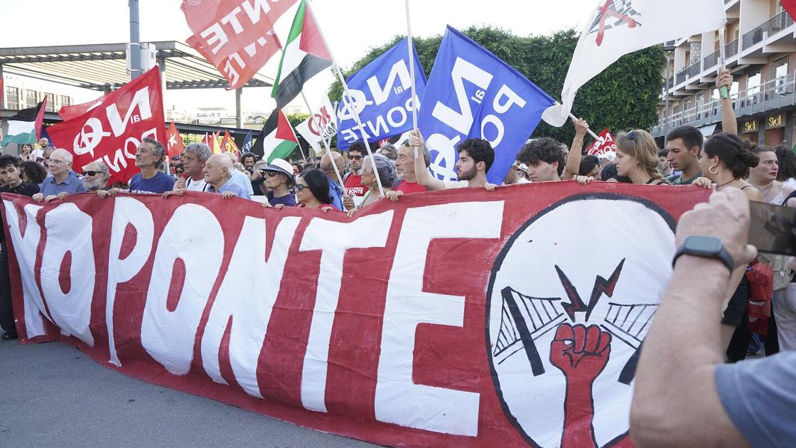 Thousands Protest Sicily-Mainland Bridge Project in Messina