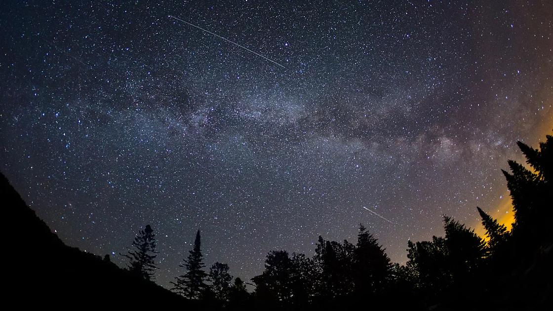 Alpha Capricornids and Southern Delta Aquariids peaked amid near-full moon