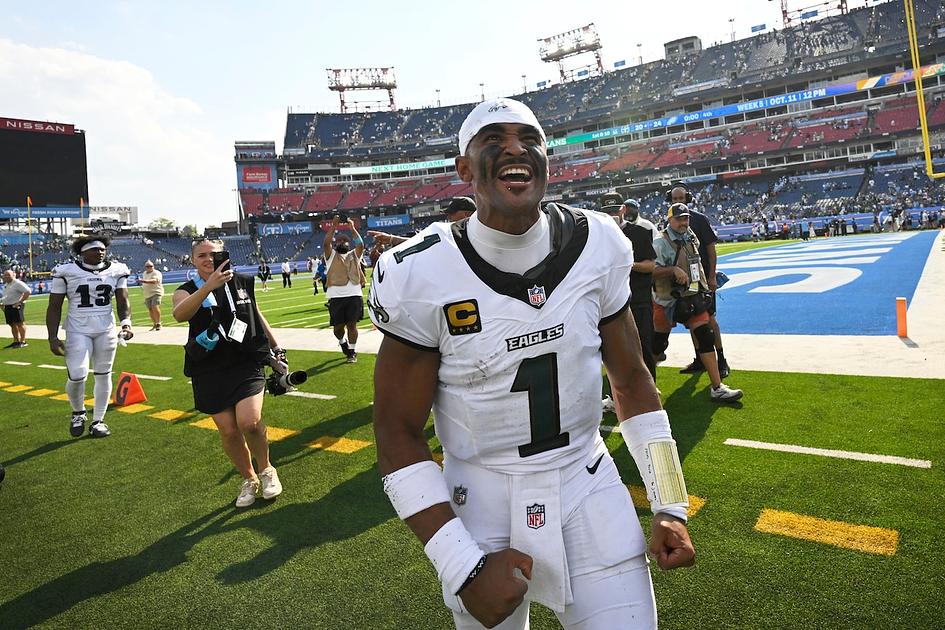 Eagles start 2-0 as Hurts faces former teammate criticism