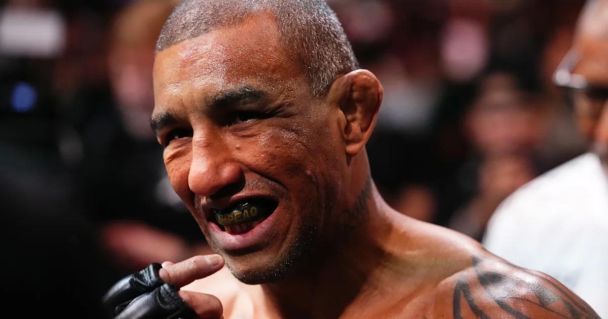 Glover Teixeira says Raoni Barcelos suffered brain swelling after UFC loss
