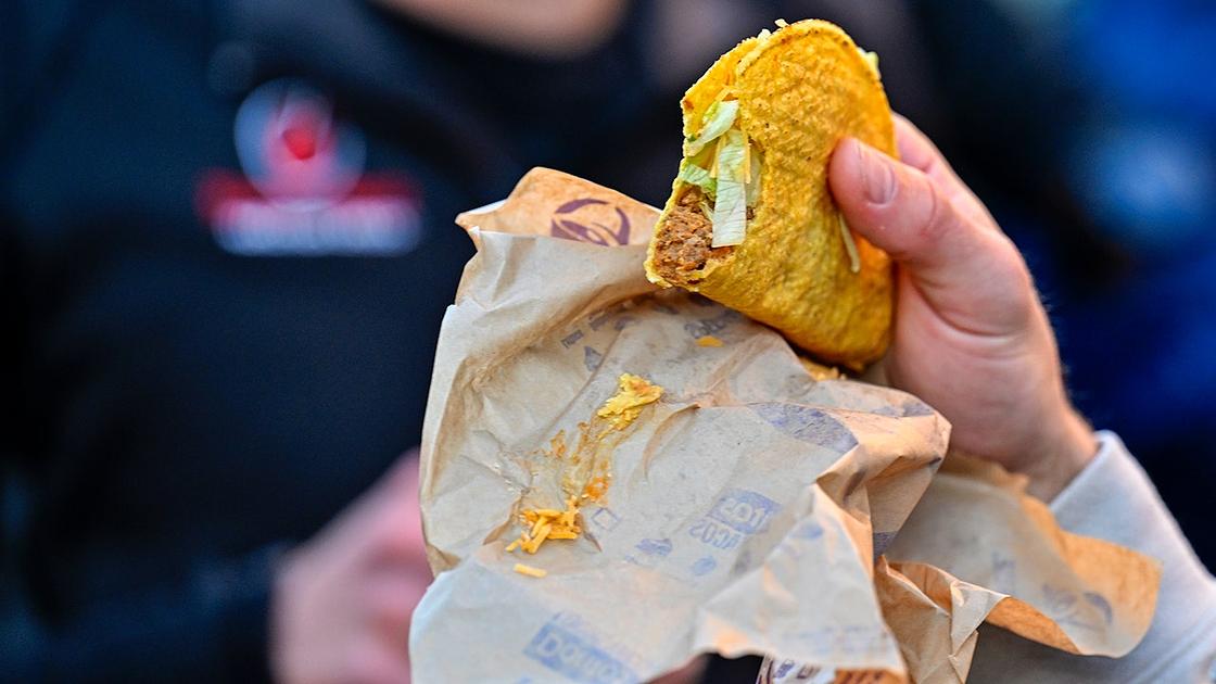 Taco Bell sales fall 2% amid cyclospora lettuce outbreak