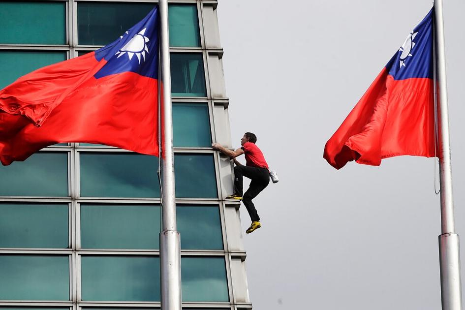 Alex Honnold Completes Free Solo Climb of Taipei 101