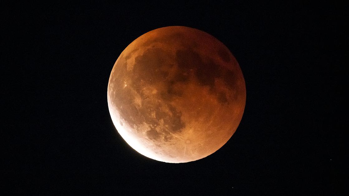 Total Lunar Eclipse Transforms Moon into 'Blood Moon' for Billions Worldwide