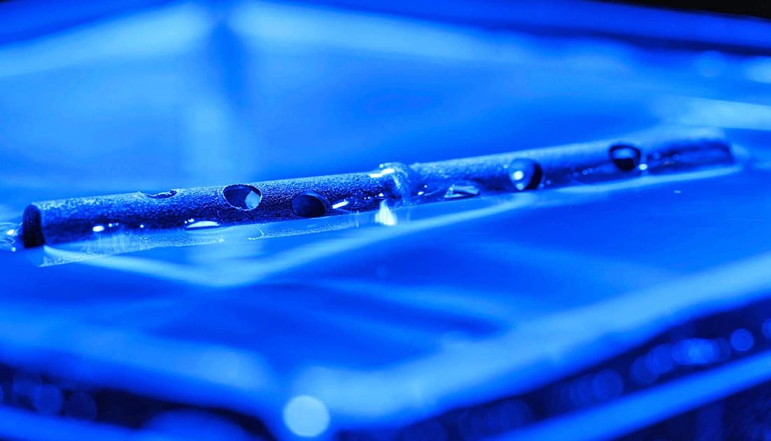 Researchers Develop Unsinkable Metal Tubes with Superhydrophobic Design