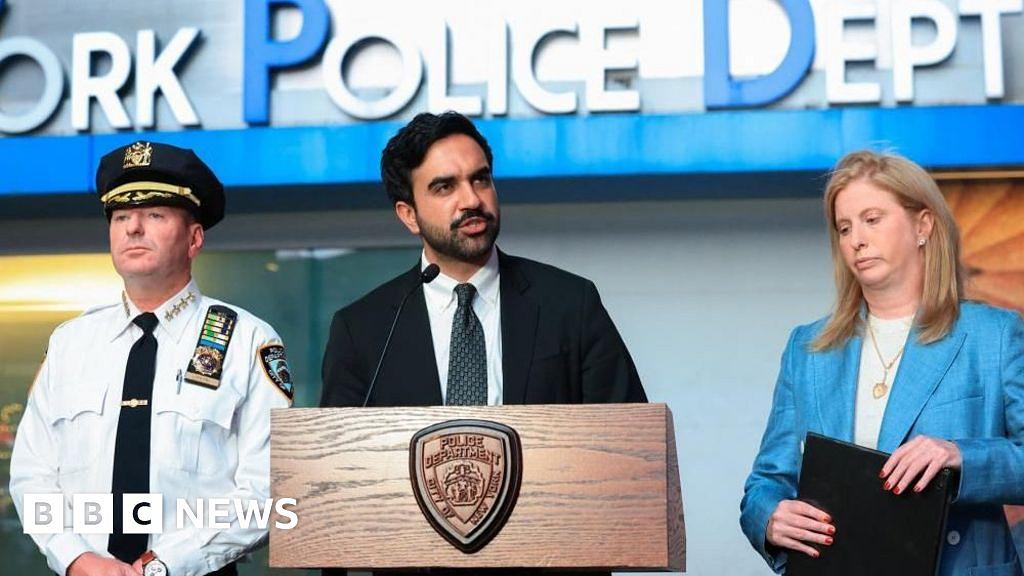 Police kill suspect after double stabbing in Times Square