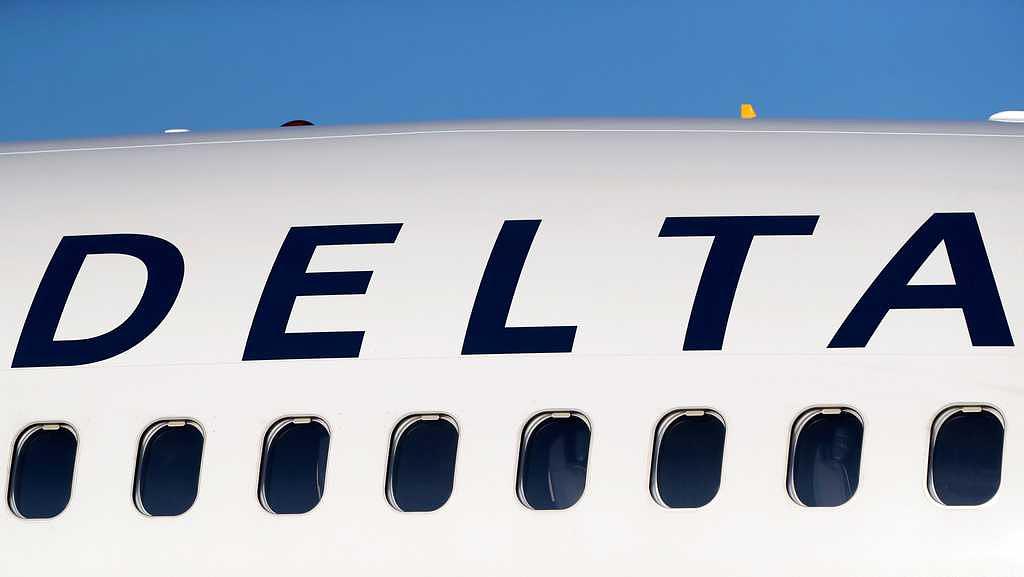 Delta Airbus A319 Hit by Fireworks on Approach to Chicago Midway