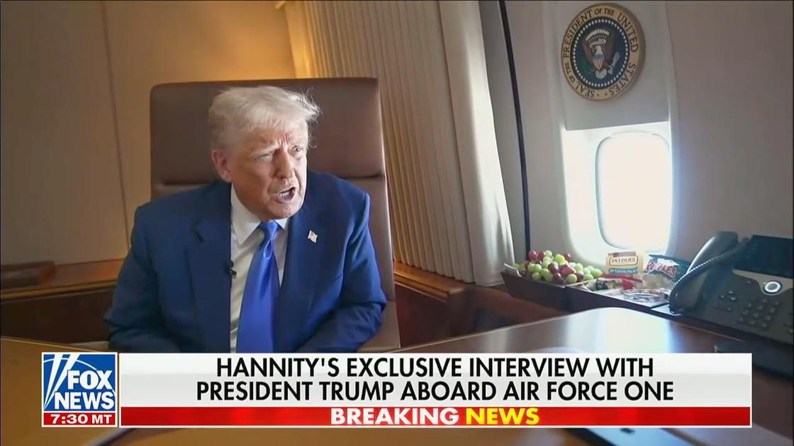User flags dummy books on new Air Force One after presidential photos released