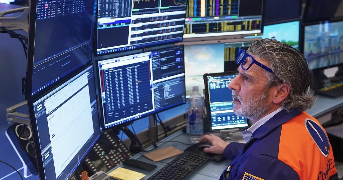 U.S. Stocks Decline Amid AI Disruption Concerns and Inflation Data