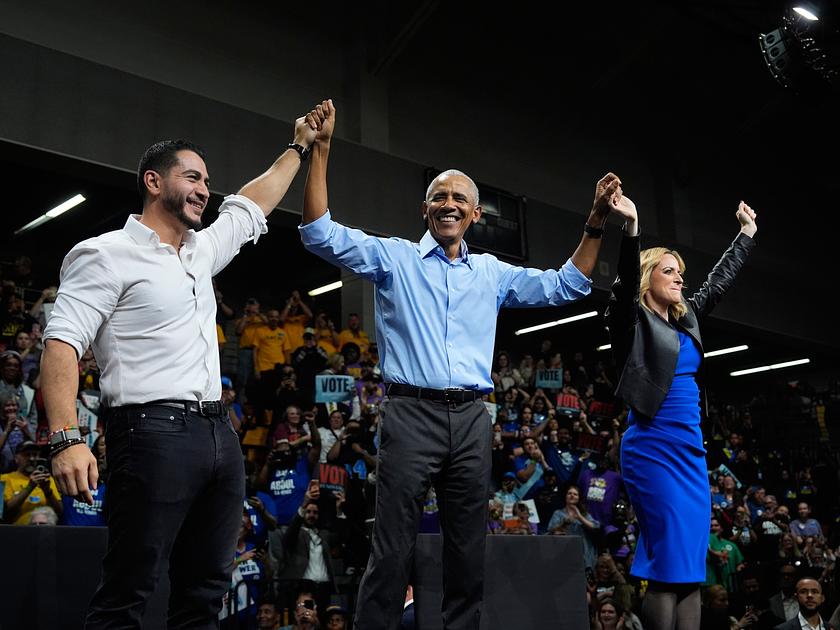 Obama warns of war, tariffs and corruption in Ohio, Michigan campaign