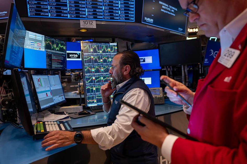 U.S. Markets Decline Ahead of Powell's Jackson Hole Speech; Walmart Shares Fall on Earnings Miss