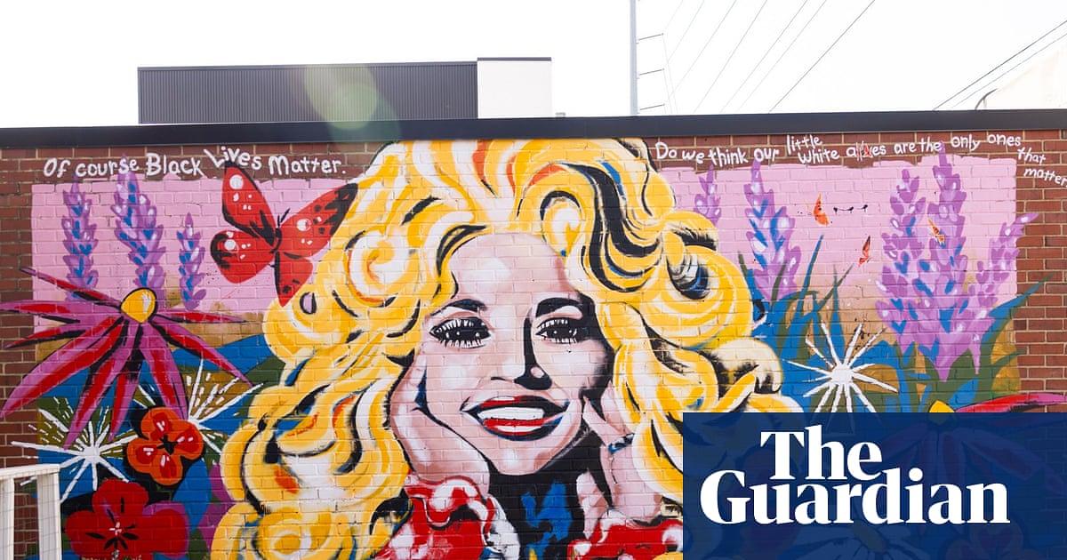 Tennessee governor backs plan to rename Nashville airport for Dolly Parton