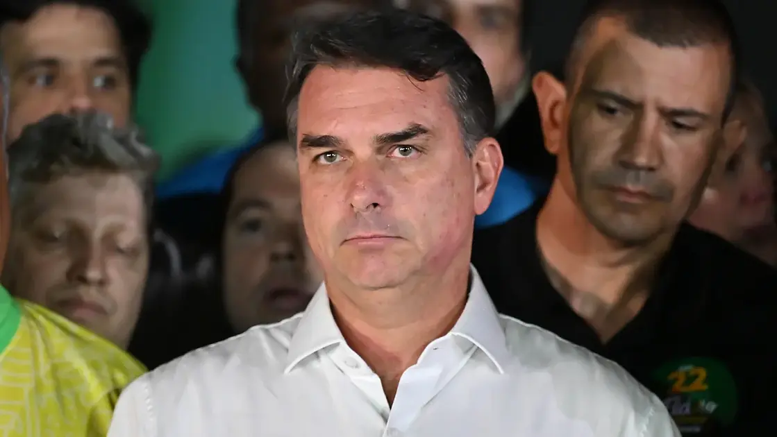 U.S. Grants Visas to Flávio Bolsonaro and Family After Election Defeat