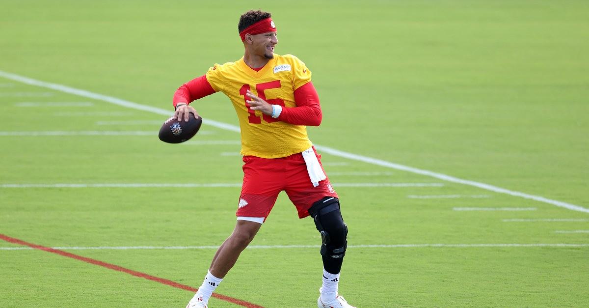 Mahomes cleared for full practice after passing knee test