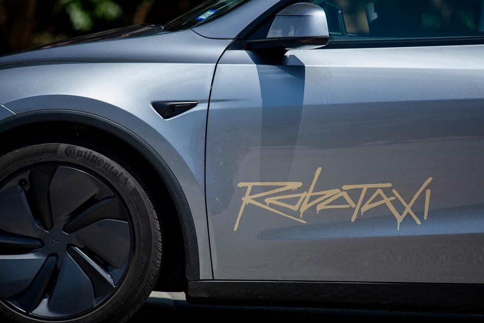 Federal Safety Regulators Contact Tesla Following Robotaxi Launch in Austin