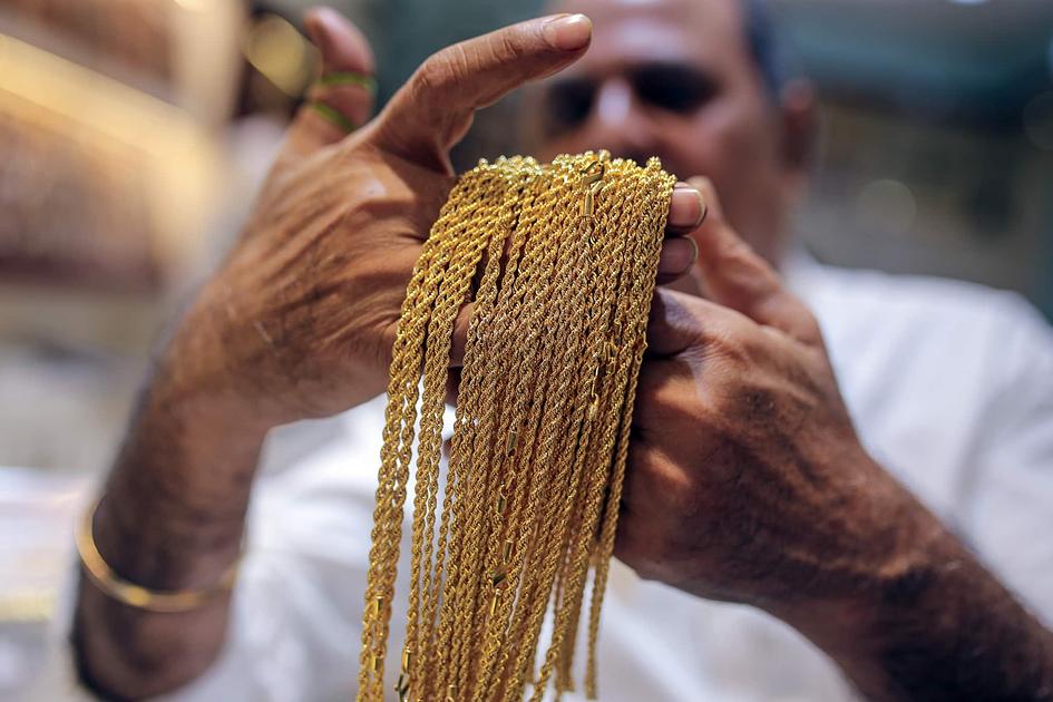 Gold steadies near $4,040 as Fed holds rates, inflation data awaited