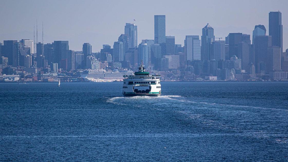 Washington governor demands full ferry service after engineer sickout