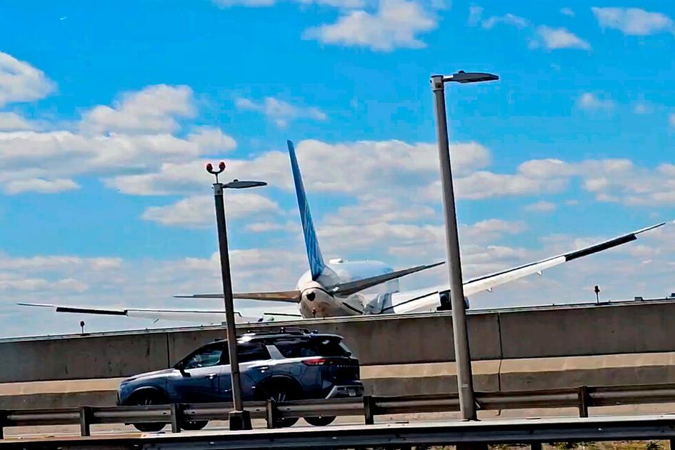 United Airlines Flight Hits Light Pole and Truck During Newark Landing