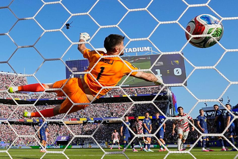 U.S. advances to World Cup round of 16 after 2-0 win over Bosnia