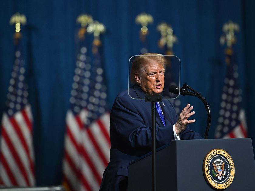 Democrats Lead Midterm Polls as Trump Shifts to Phone Rallies