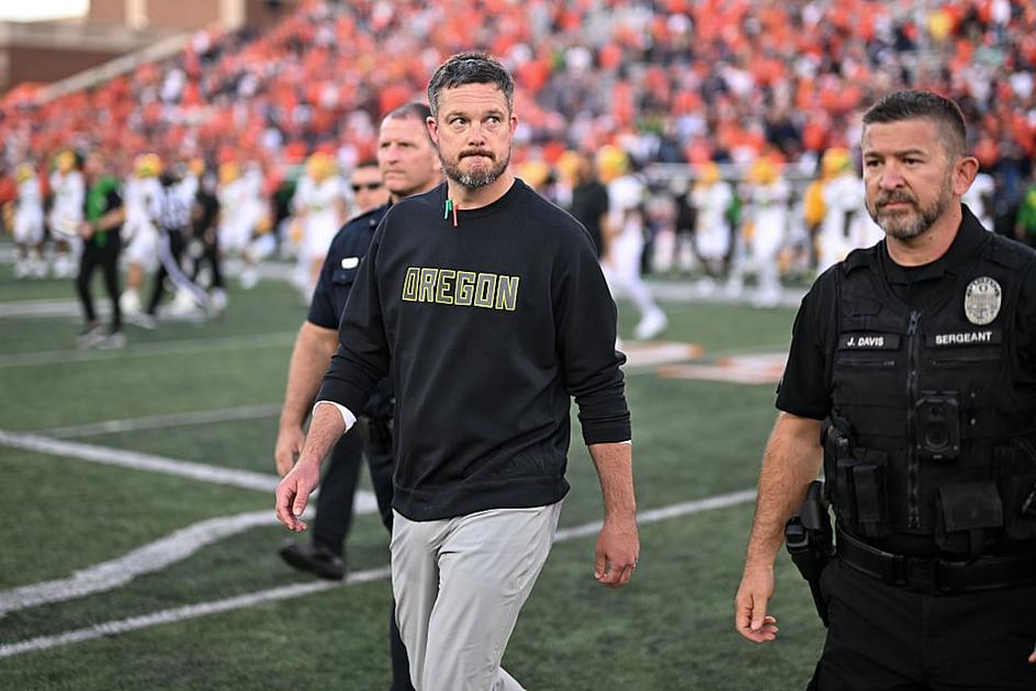 Oregon fires offensive coordinator after 21-10 loss to Illinois