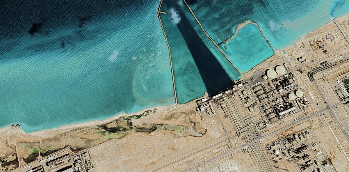 Iranian Attacks Damage Qatar LNG Facility Amid Middle East Energy Conflict