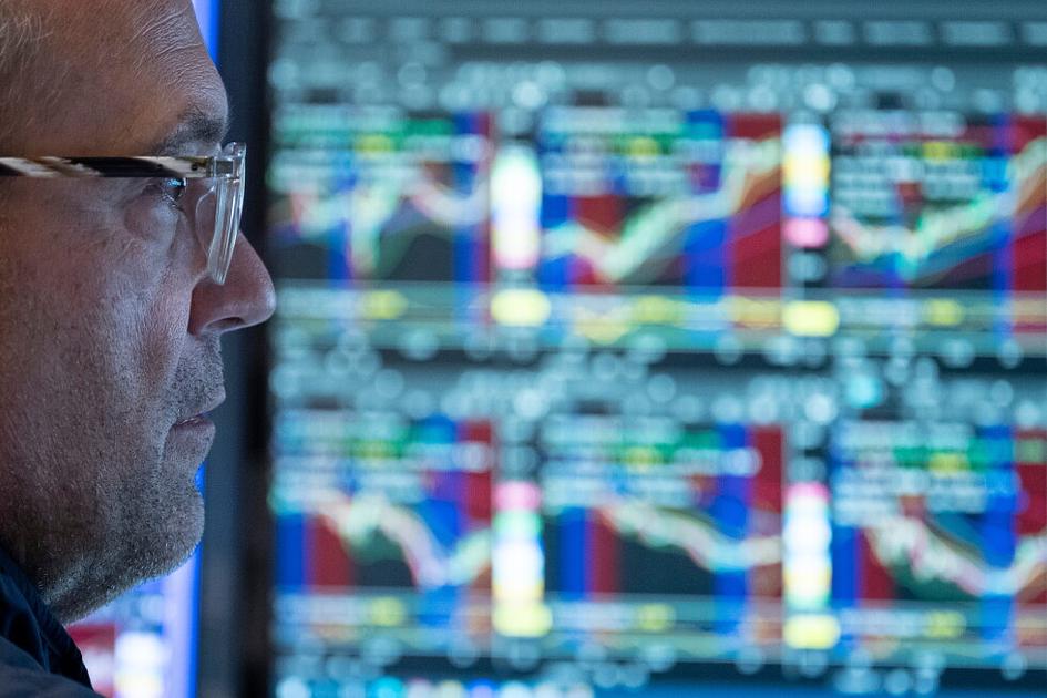 U.S. stocks rise on tech earnings as oil climbs and yields fall