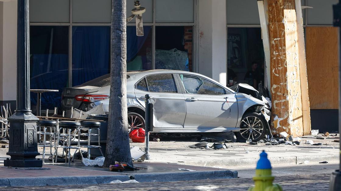 Four Dead, Eleven Injured After Car Crashes into Tampa Bar During Police Pursuit