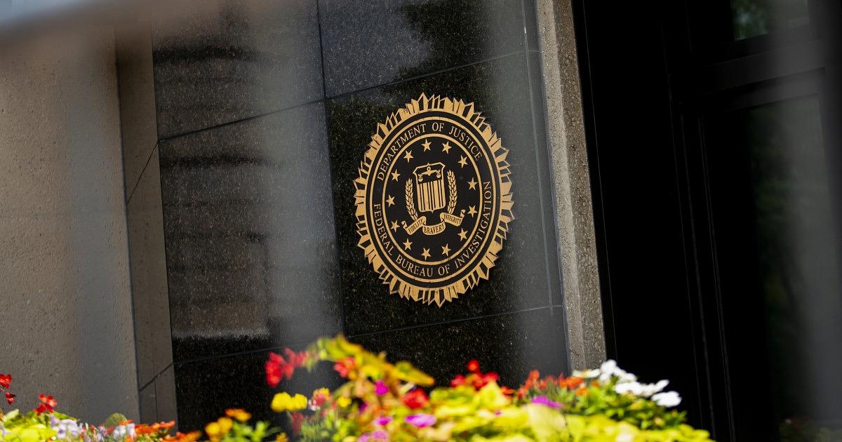 Juez de Washington rechaza cargo de obstrucción contra ex funcionarios del FBI