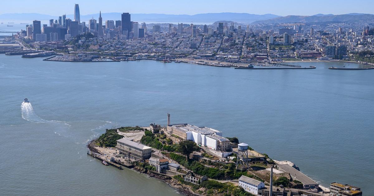 Cabin cruiser capsizes near Alcatraz, one dead and three missing